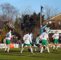 Doelman Fabian Bouwman stompt de bal weg. (Foto Helmich Lubberts)